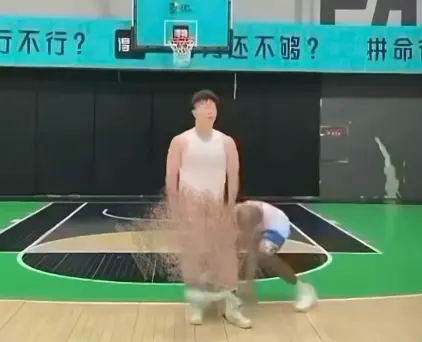 《牛教练的裤子》1080P超清资源-牛教练防守被黑哥瓦解裤子先投降-《牛教练的裤子》全网同步免费观看